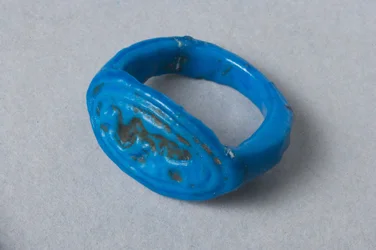 Pierścień przedstawiający tańczącą postać Bes, Nowe Królestwo (fajans)